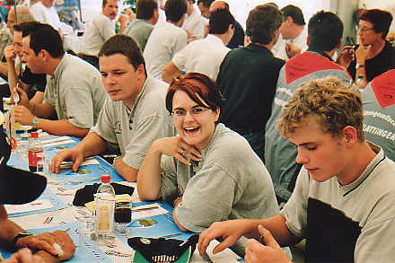 Unsere Sandra freut sich sehr aufs Mittagessen ...