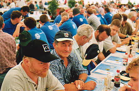 Dem Richi ist die M�tze tief ins Gesicht gerutscht ...