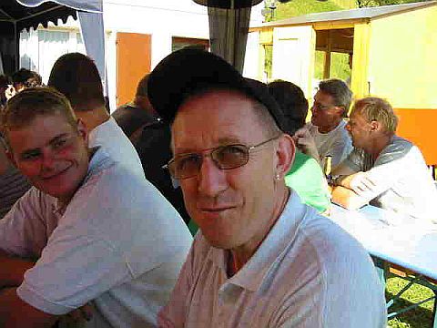 Vor lauter Bier steht dem Hubert die M�tze schief ...