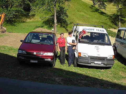 Unsere beiden Chauffeure, Hubert und Reini vor ihren Boliden ...